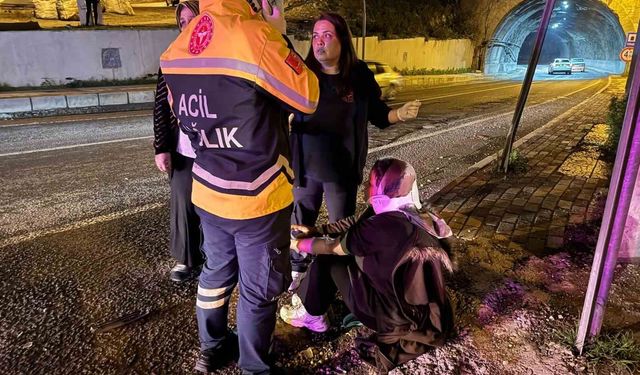 Otomobille çarpışan motosikletteki çift yaralandı