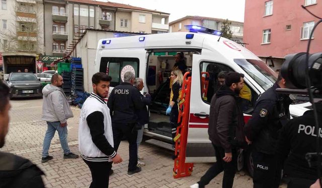 Parasını alamayınca eylem için inşaata çıkan işçiyi polis ikna etti