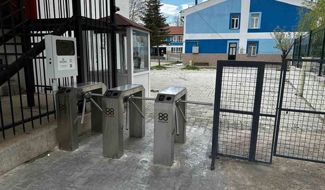 Pilot okulda uygulanan turnike sistemiyle şiddet ve devamsızlık tarihe karıştı