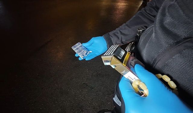 Polis arama yaptığı otomobilde sentetik hap ele geçirdi