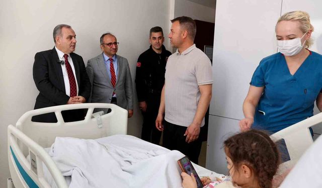 Rektör Prof. Dr. Altun'dan tedavi gören çocuklara 23 Nisan ziyareti