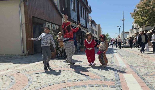 Romanlardan Kakava çağrısı: Şehir 9/8'lik ritimlerle şenlendi