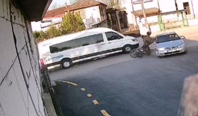 Sağdan sollayan motosikletli otomobile çarptı: Kaza anı kameraya yansıdı