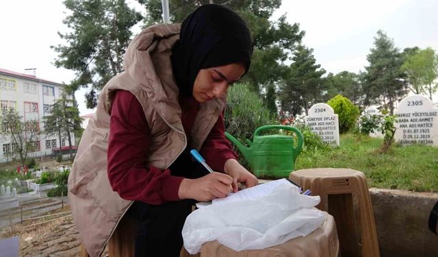 Saldırıda hayatını kaybeden öğrencilerin mezarlarına bırakılan notlar duygulandırıyor