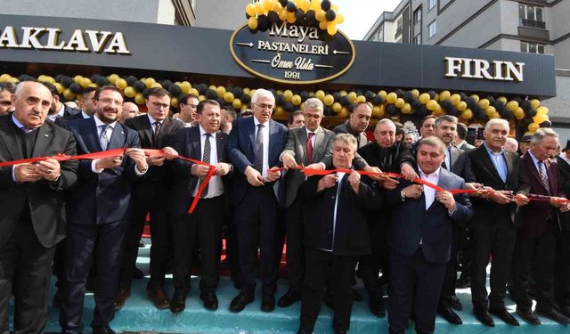 Sanatçi İsmail Türüt Erzurum'da pastahane açılışına katıldı