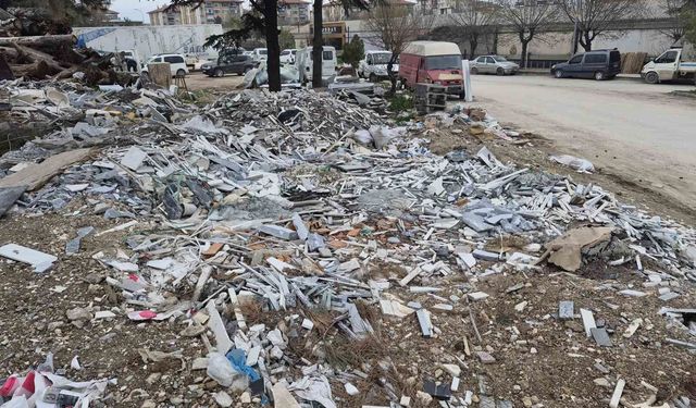 Sanayi sitesindeki boş alanlar mermer atıkları ve inşaat molozlarıyla doldu