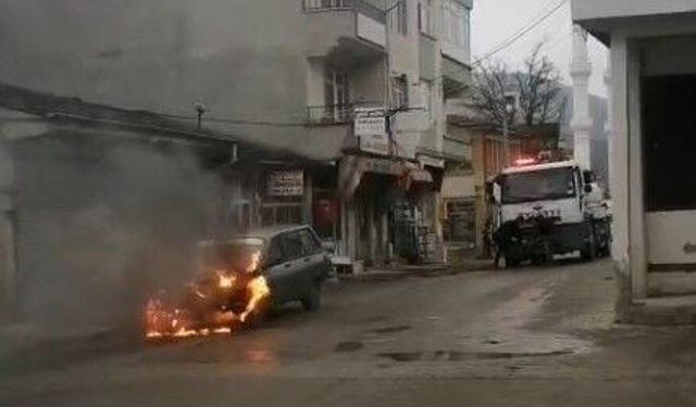 Seyir halindeki otomobil alev alev yandı