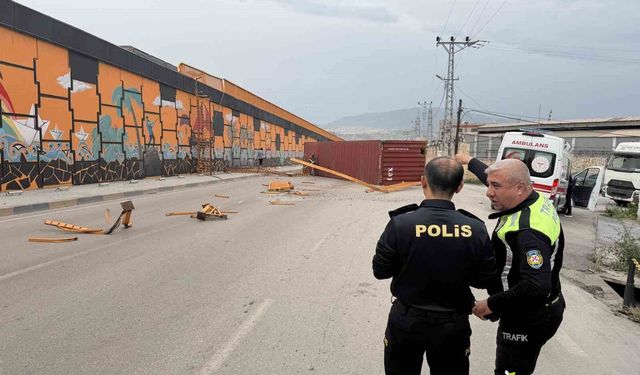 Şiddetli fırtınanın tırda taşınan konteyneri uçurduğu anlar kamerada