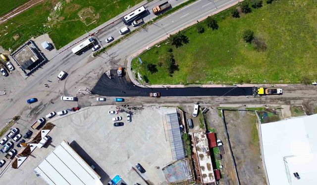 Siirt'te dev asfalt hamlesi: 26 bölgede 25 kilometrelik yol yenilenecek, 50 bin ton asfalt serilecek