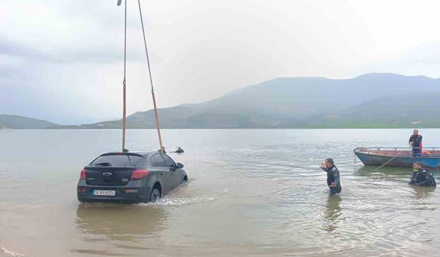 Siirt'te otomobil baraj gölüne düştü