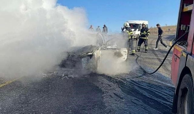 Siirt'te seyir halindeki otomobil alev aldı: 4 kişilik aile son anda kurtuldu