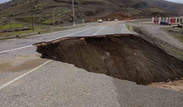 Siirt'te şiddetli yağışların ardından yol çöktü, heyelan meydana geldi