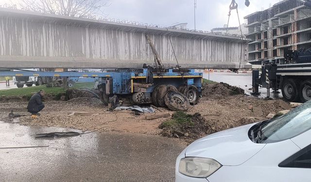 Siirt'te tıra yüklü 50 metrelik köprü kirişi kavşakta takılı kaldı: Yol saatlerdir ulaşıma kapalı
