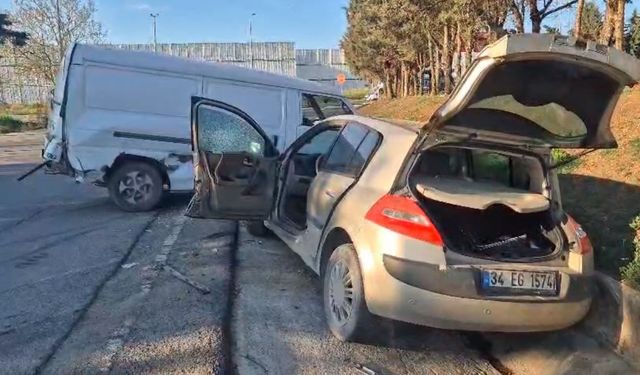 Silivri'de kontrolden çıkan kepçe araçları biçti