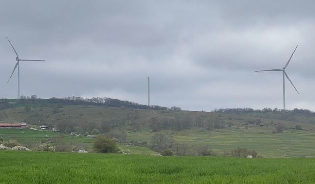 Sınır hattında rüzgar türbini parçalandı: Şiddetli rüzgar köyde paniğe yol açtı