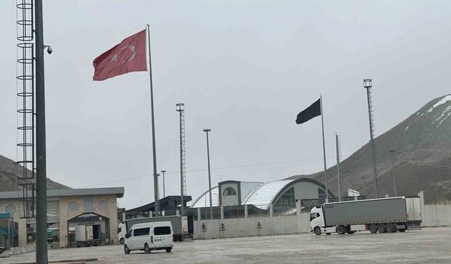 Sınır kapılarında sevkiyatlar koordineli, yolcu geçişleri kontrollü sürdürülüyor