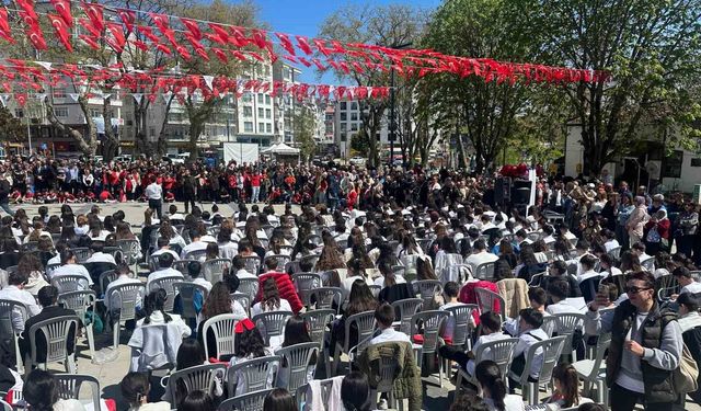 Sinop'ta maarifin kalbinde çocuk: 500 öğrenciden Türk marşları