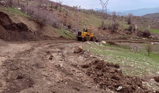 Şırnak'ta 18 köy yolunda çalışmalar sürüyor