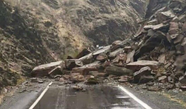 Şırnak'ta heyelan alarmı: Beytüşşebap yolu ulaşıma kapandı