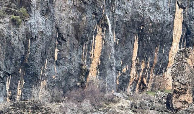 Şırnak'ta kayanın içinden dökülen sular hayran bırakıyor