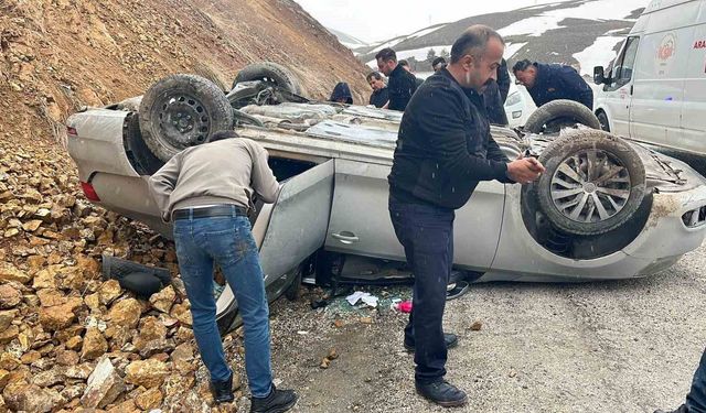Sivas'ta otomobil takla attı, 3 kişi yaralandı