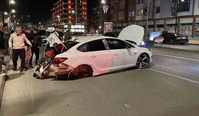 Sivas'ta üç kişinin yaralandığı kazada araç hurdaya döndü: O anlar kamerada