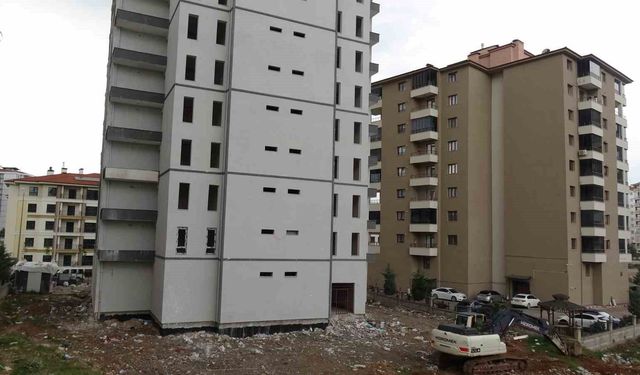 Stajyer öğrenci 25 metreden düşerek hayatını kaybetti, o anlar kameraya yansıdı