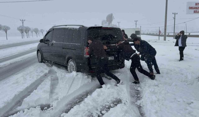 Tatvan'da nisan ayında şehir beyaza büründü