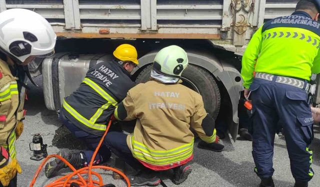 Tır şoförü, kendi tırını tamir ettiği esnada aracın hareket etmesiyle ezilerek can verdi