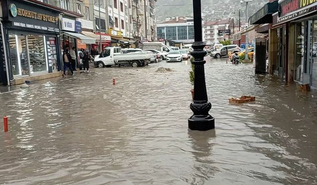 Tokat'ta sağanak yağış yolları göle çevirdi