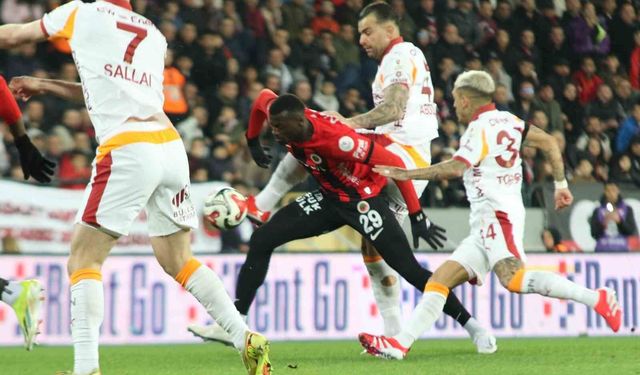 Trendyol Süper Lig: Gençlerbirliği: 0 - Galatasaray: 2 (İlk yarı)