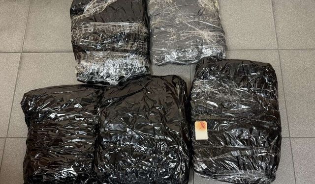 Türk yolcunun belinden 5 kilo 510 gram uyuşturucu çıktı