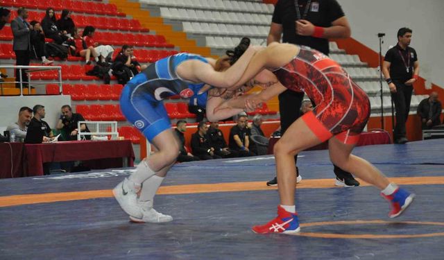 U15 Türkiye Güreş Şampiyonası Kars'ta devam ediyor
