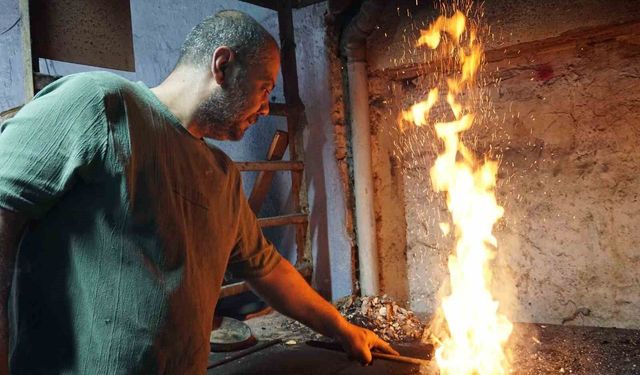Üç kuşaktır ateşe ve örse hayat veren kalaycı ailesi mesleğin geleceğinden endişeli