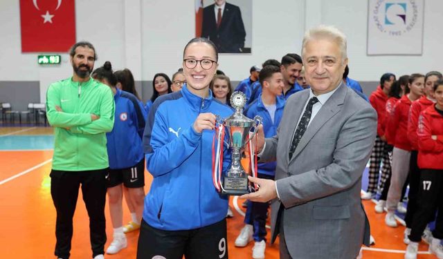 ÜNİLİG'de kupa sahiplerini buldu