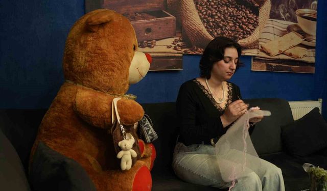 Üniversite öğrencisi genç kızın el emeği çantaları gelir kapısı oldu