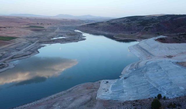 Uzunlu Barajı'nda su seviyesindeki değişim dronla görüntülendi