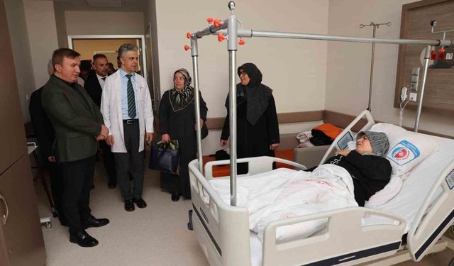 Vali Aydoğdu, hastaların durumu hakkında bilgi aldı