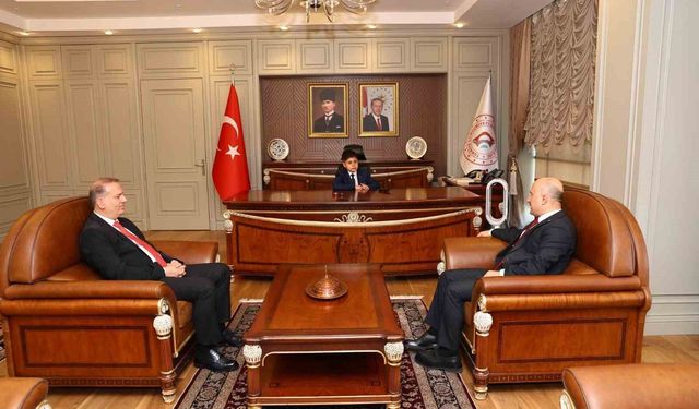 Vali Varol koltuğunu Özgür Kaşıyuğun'a devretti