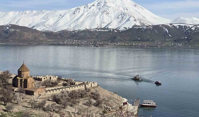 Van Gölü'nde sular çekildi, Akdamar'daki iskele yenileniyor