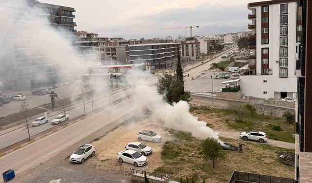 Vatandaşın yaktığı atık yangınını itfaiye ekipleri söndürdü