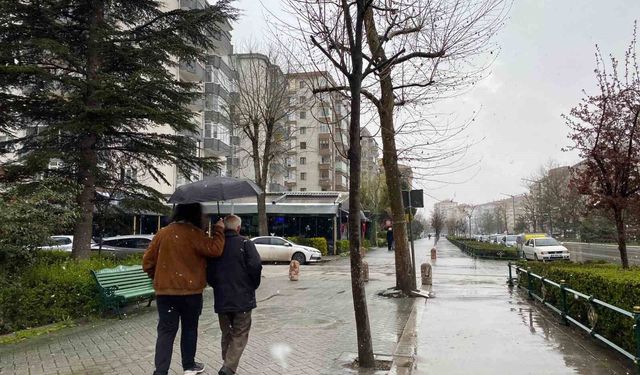 Vatandaşlar karla karışı yağmura hazırlıksız yakalandı