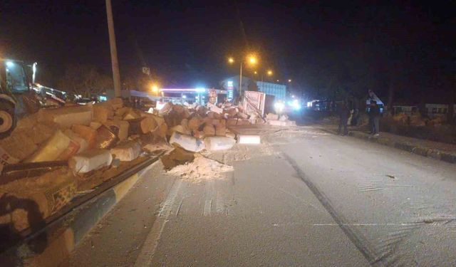 Virajı alamayan tır devrildi saman balyaları yola saçıldı: 1 yaralı