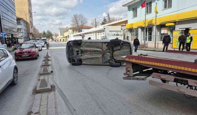 Yan yatan otomobilin sürücüsü kazadan yara almadan kurtuldu