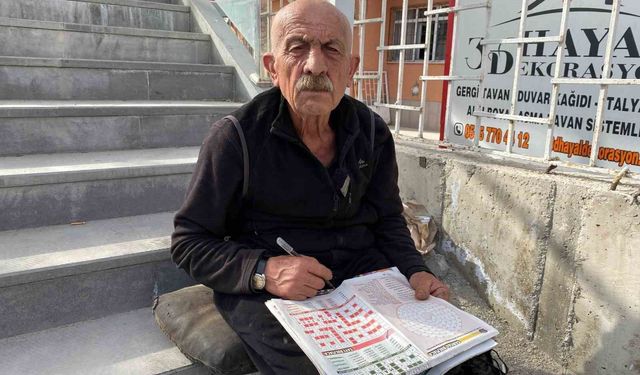 Yarım asırdır her gün bulmaca çözüyor