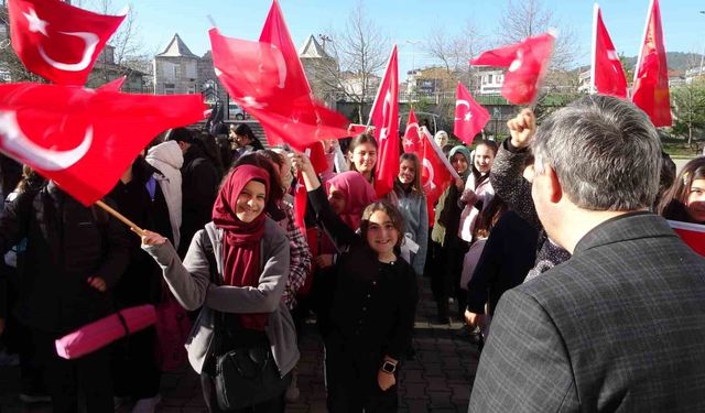 Yeni haftaya bayrak, vatan, milli ve manevi değerler anlatılarak başladı