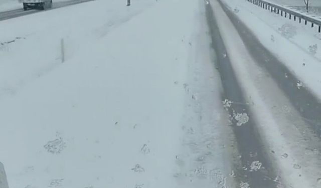 Yozgat'ta karayolları ekipleri kar mesaisinde