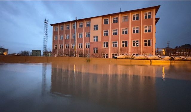 Yüksekova'da bir okul sular içinde kaldı