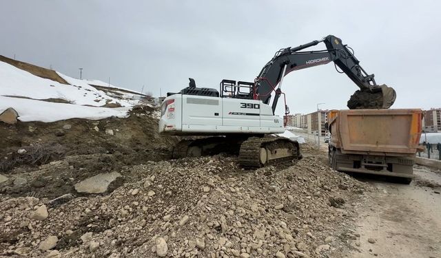 Yüksekova'da heyelan bölgesinde çalışmalar sürüyor