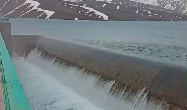 Yüksekova'nın mavi gerdanlığı Dilimli Barajı tam kapasiteye ulaştı